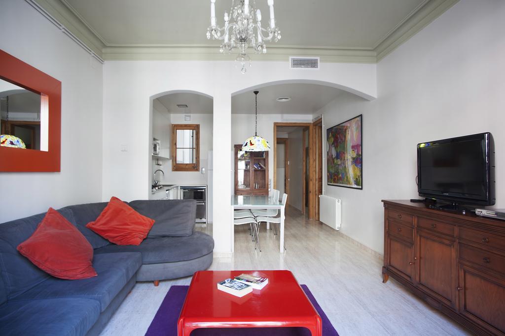 Aparteasy - Authentic Family Apartment Барселона Экстерьер фото