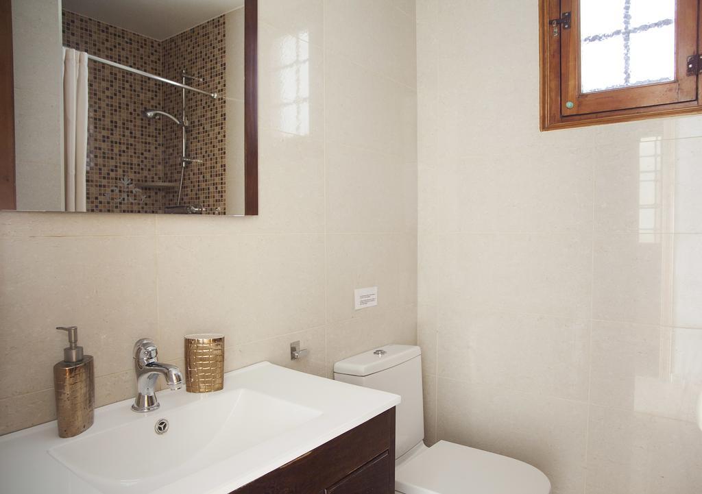 Aparteasy - Authentic Family Apartment Барселона Экстерьер фото